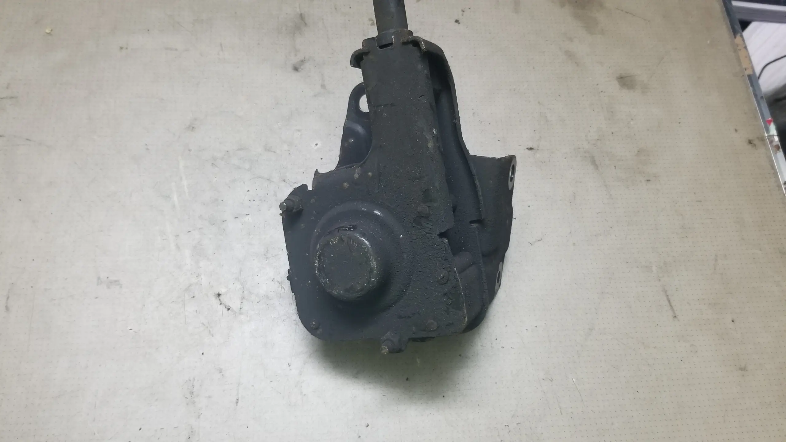 Rear view of spare wheel holder mechanism showing latch and mounting points – Renault Master