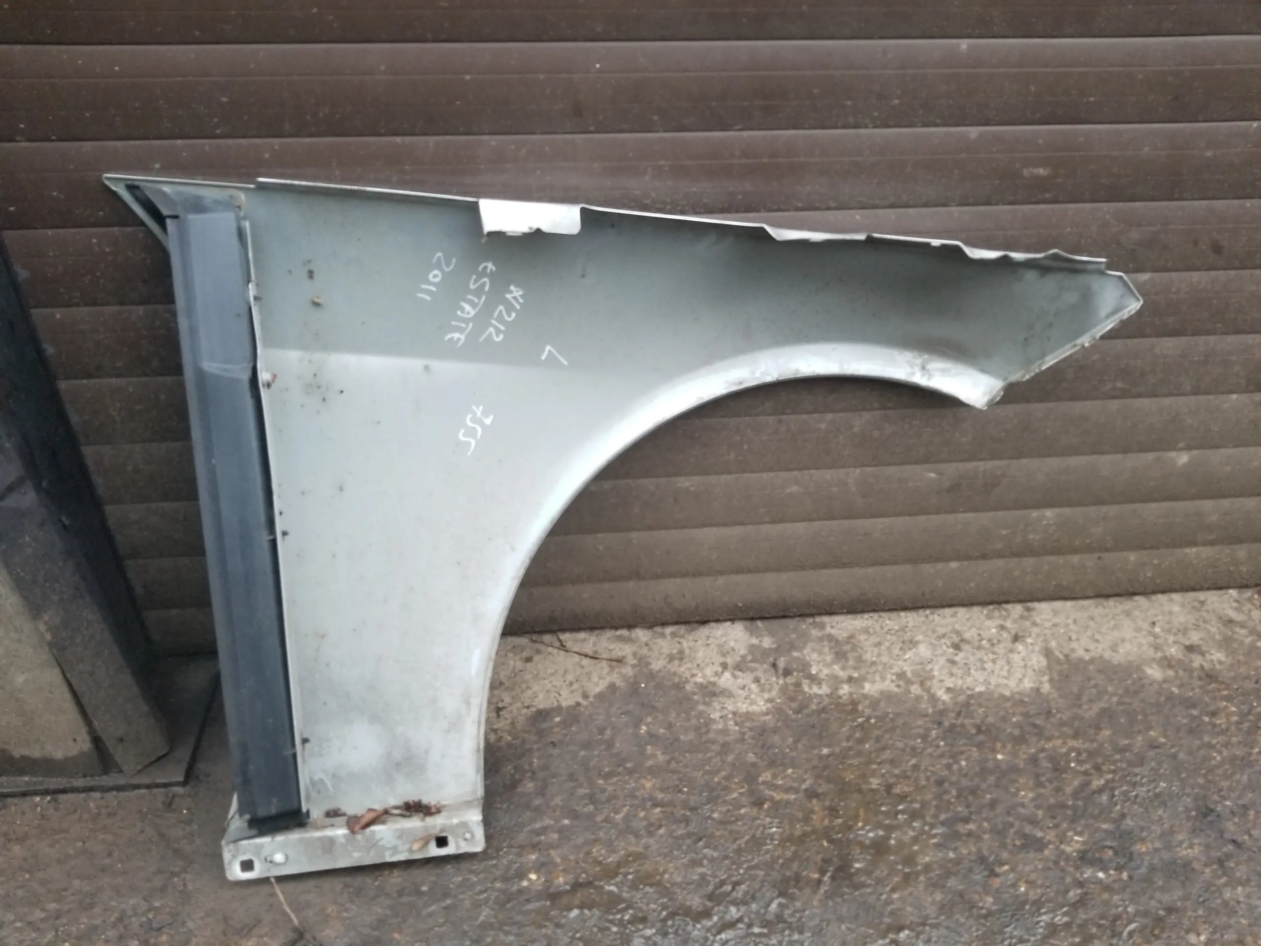 Mercedes E-Class passenger side wing fender