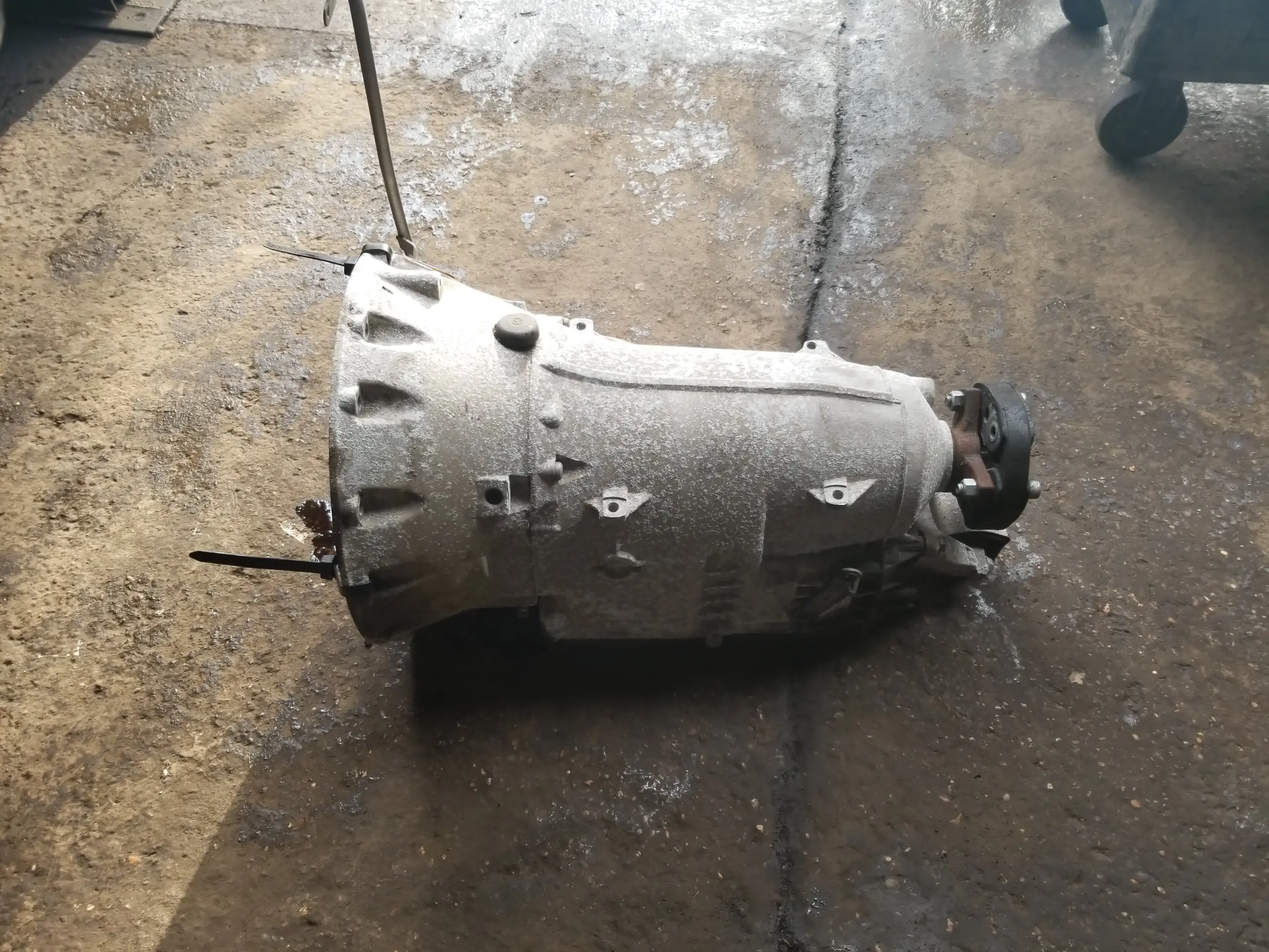 W212 2.1 CDI automatic transmission side view