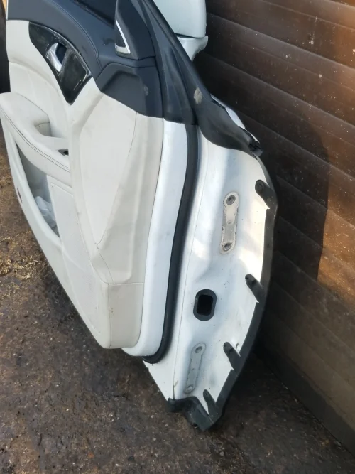 Mercedes CLS W218 front door hinge side mounting points