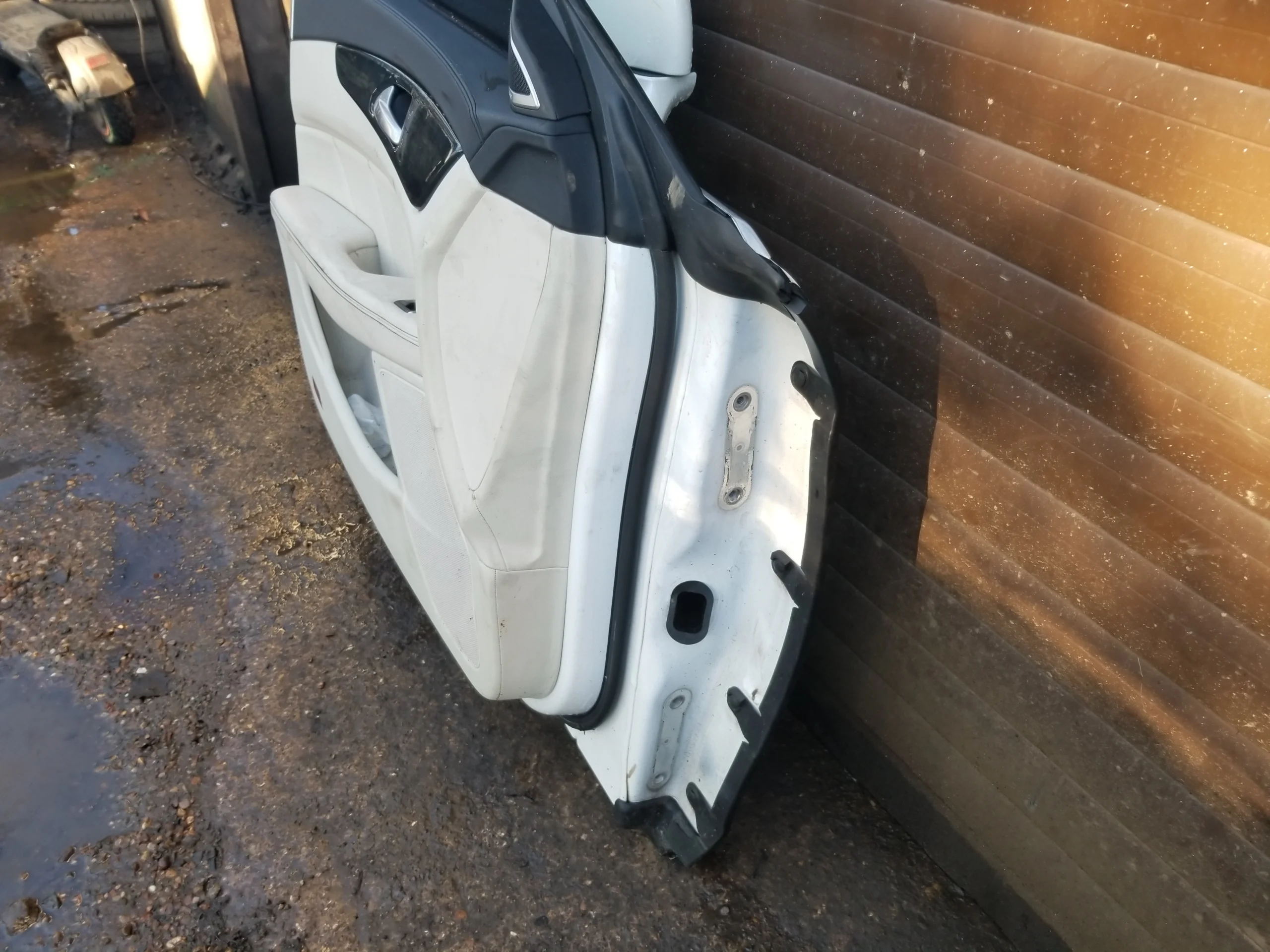 Mercedes CLS W218 front door hinge side mounting points