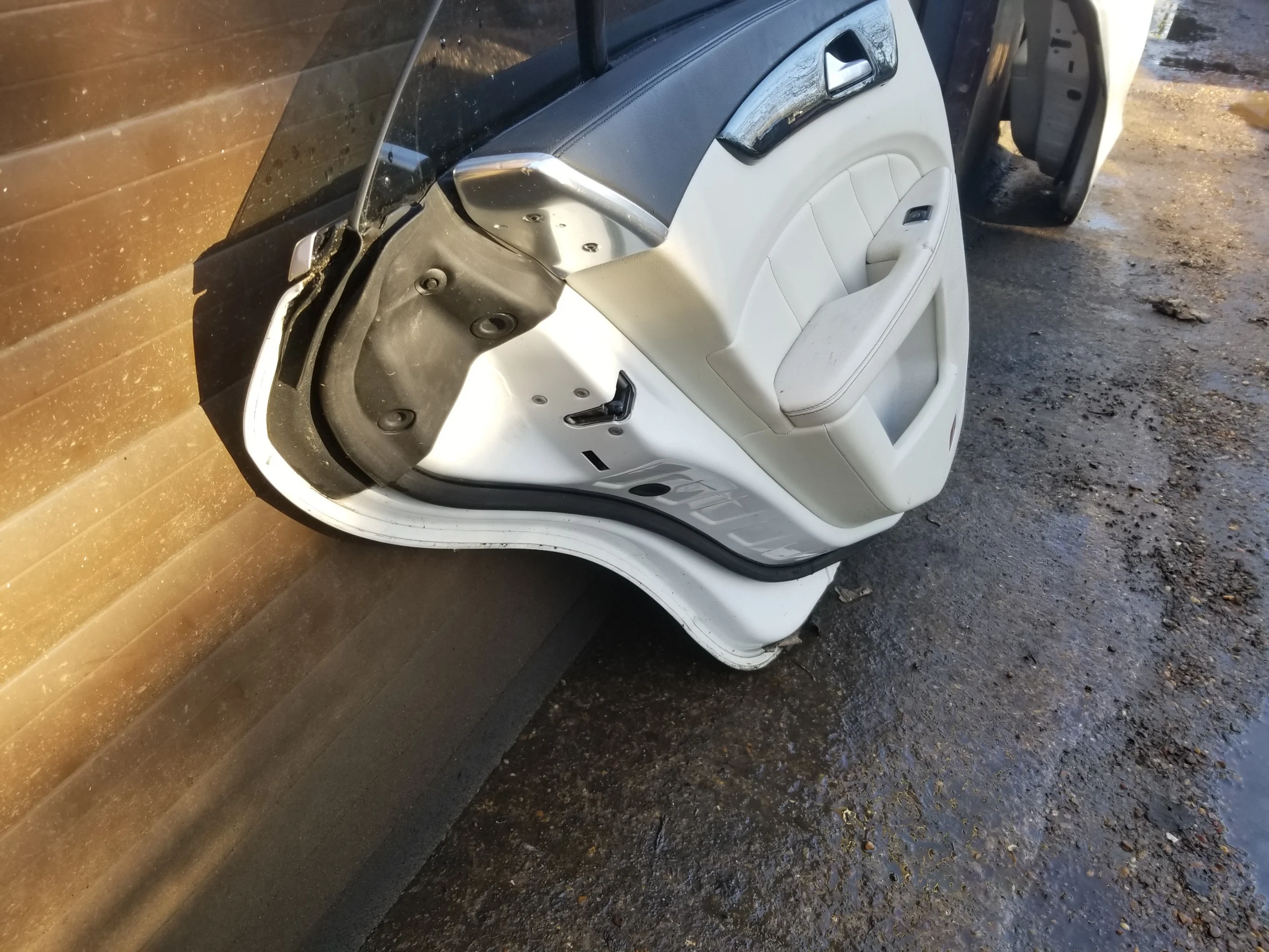 Mercedes CLS W218 rear left door side profile showing seals and frame