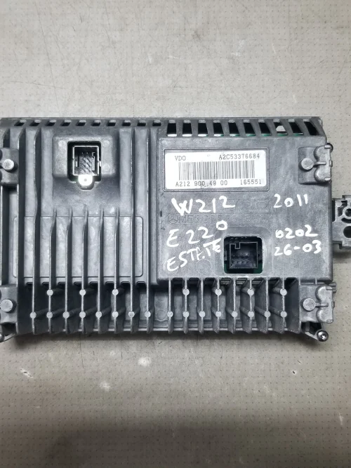 Mercedes W212 display screen rear connectors