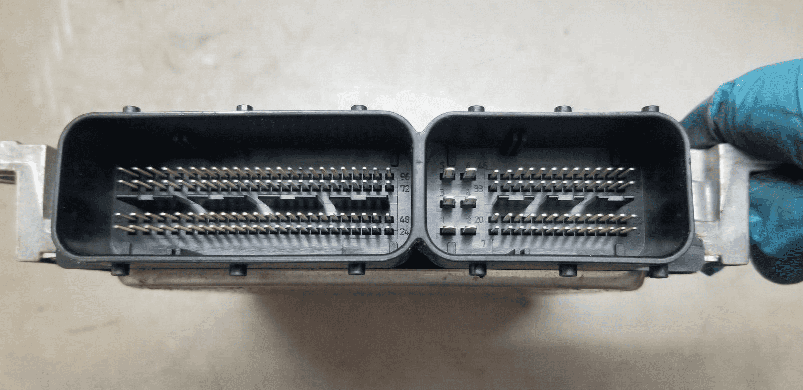 Side connector of Mercedes ECU A6519007401 OM651 module