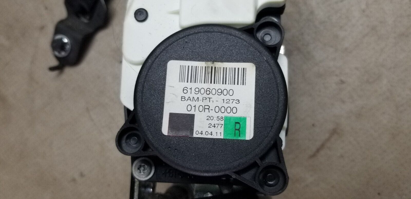 2011 MERCEDES C CLASS W204 FRONT DRIVER SIDE SEATBELT A2048602286 - Image 4