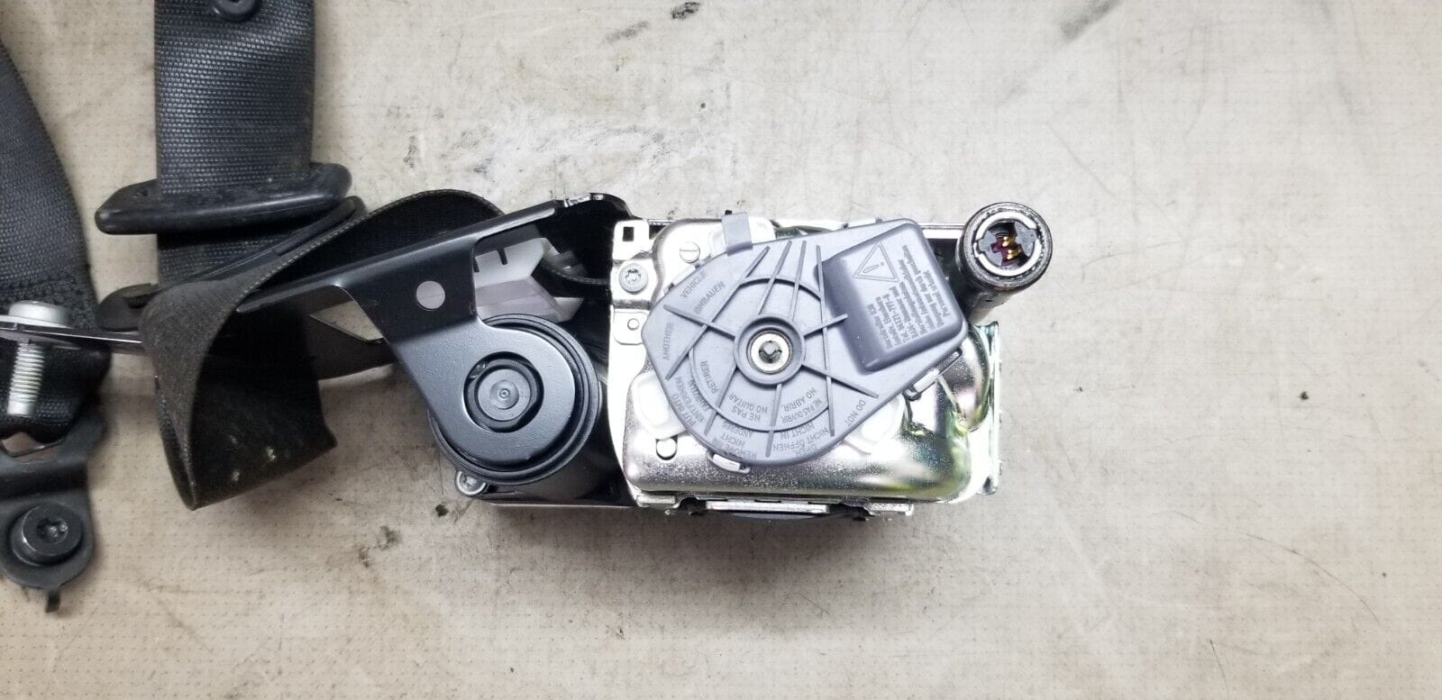 2011 MERCEDES C CLASS W204 FRONT DRIVER SIDE SEATBELT A2048602286 - Image 7