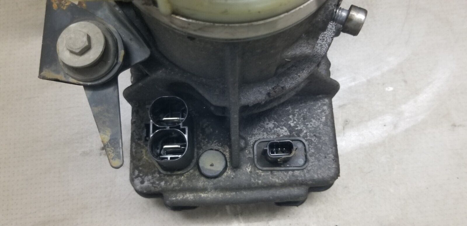Close-Up of Mounting Points on Renault Trafic Steering Pump