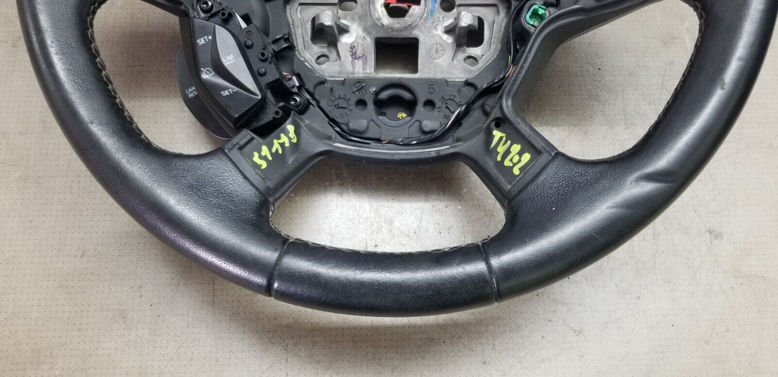 Ford Kuga Steering Wheel DV44-3600-FD3ZHE 12-19 |O - Image 3