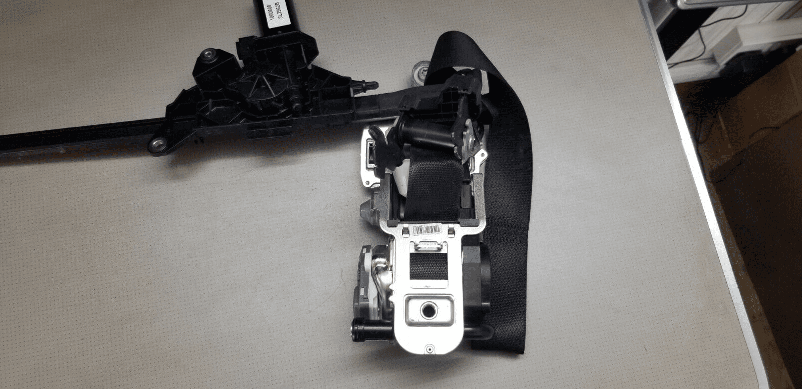 GENUINE MERCEDES BENZ E CLASS FRONT PASSENGER SEAT BELT AND AJUSTER - Image 6