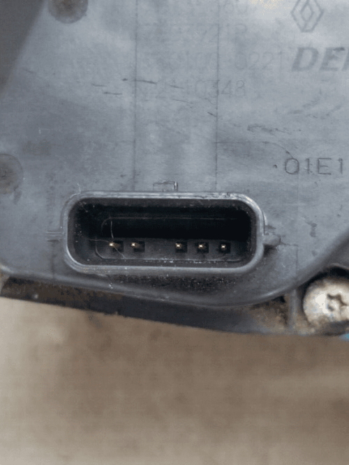Connectors close-up Renault Master EGR valve 147103921R H8201353607