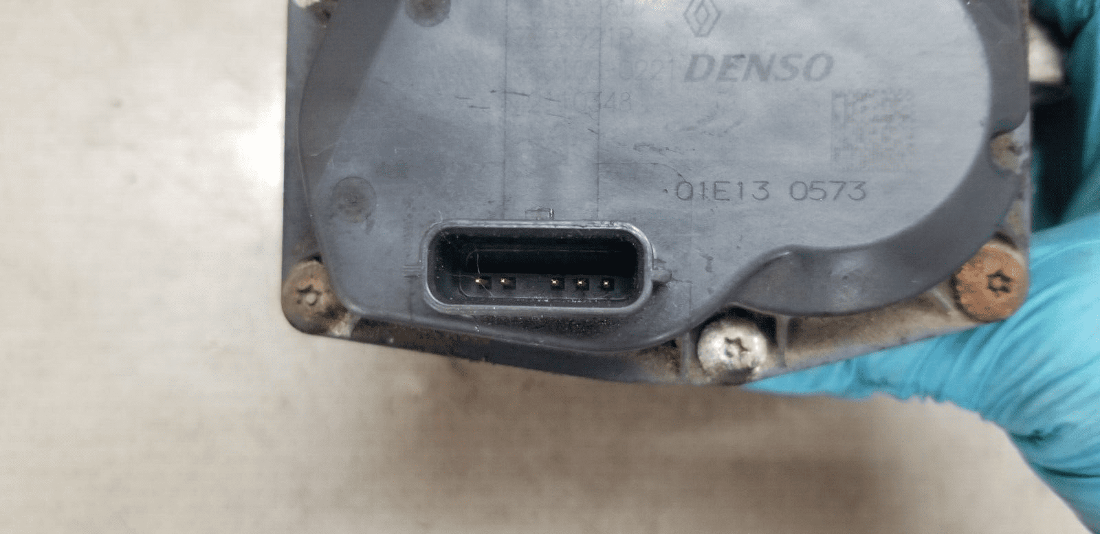 Connectors close-up Renault Master EGR valve 147103921R H8201353607