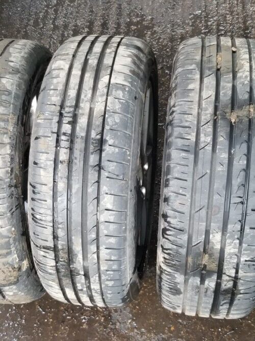 Close-up of 205/55R16 tyre tread on Seat Leon Mk2 wheel set