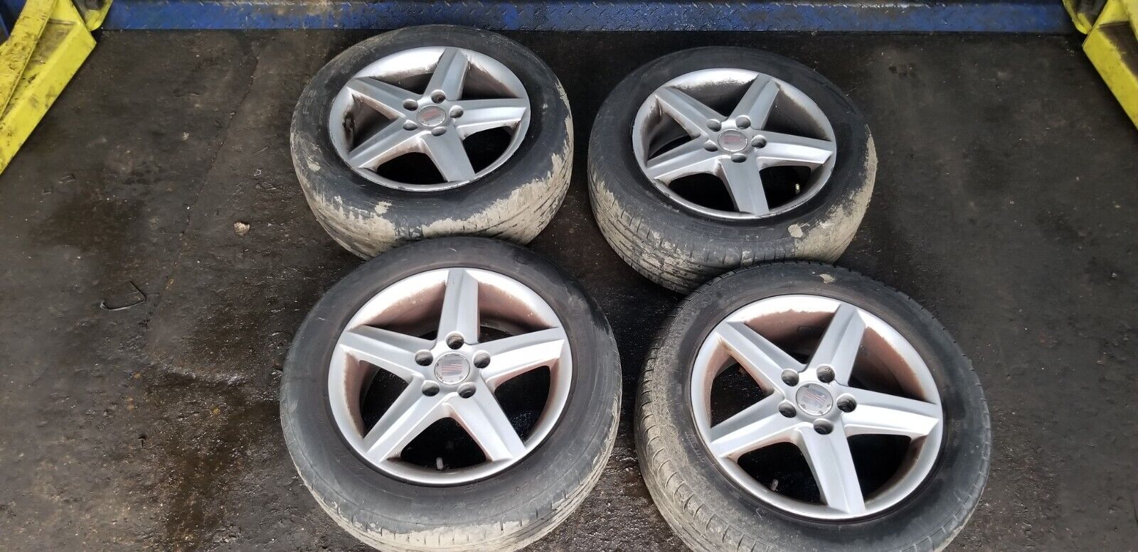 Front view of Seat Leon Mk2 16-inch alloy wheel and tyre set