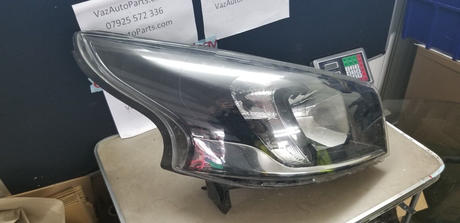 Side profile of OEM headlight 260107291R for Vivaro / Trafic