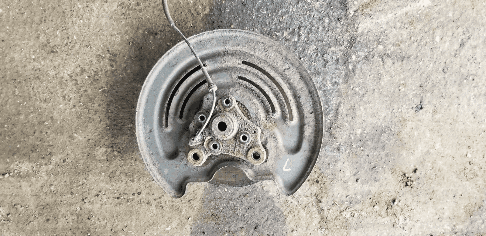 Genuine OEM Vauxhall Vivaro 1.6 diesel rear hub passenger side