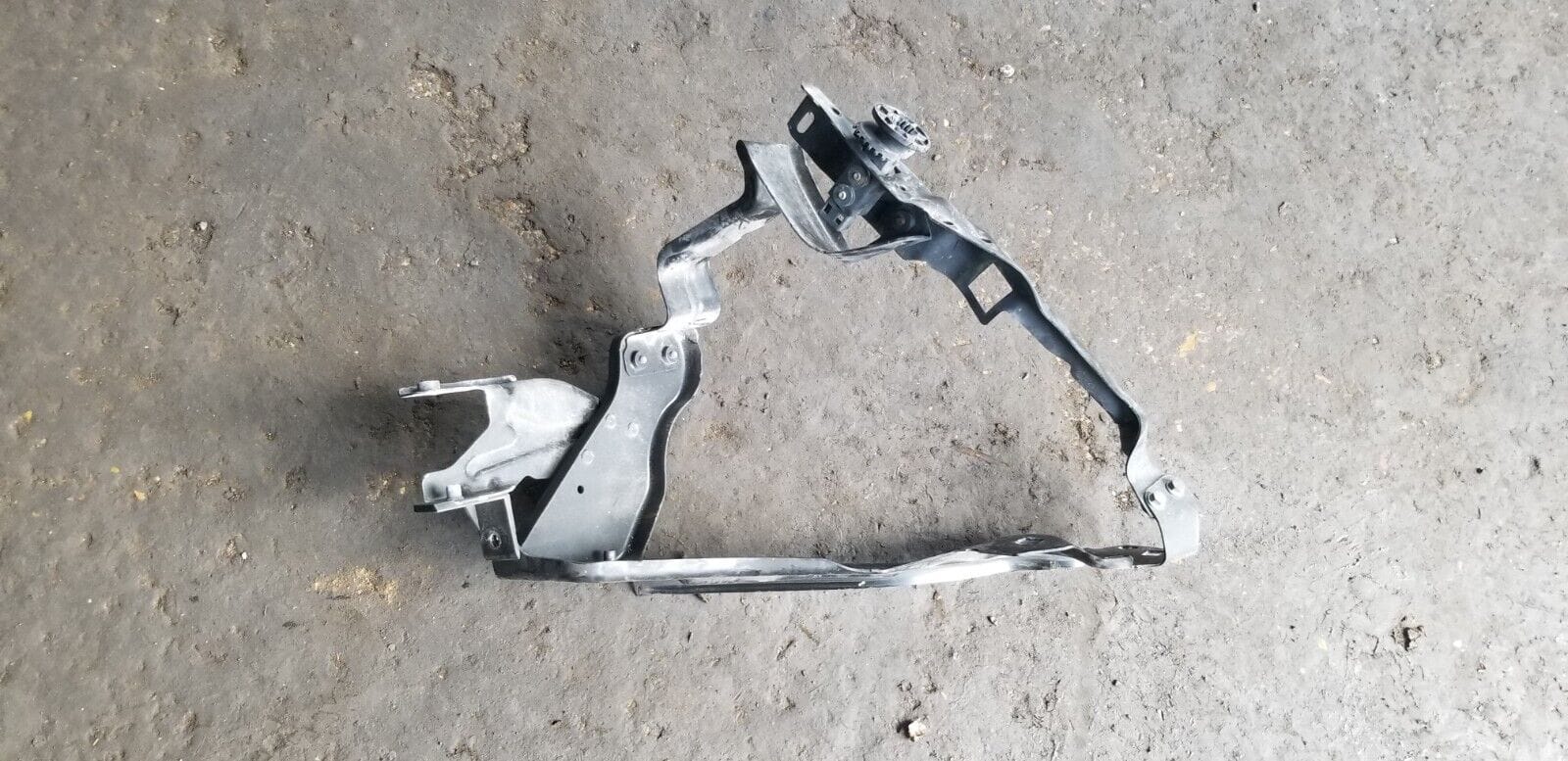 2001 MERCEDES-BENZ C220 DRIVER SIDE HEADLIGHT BRACKET PP204626045 - Image 3
