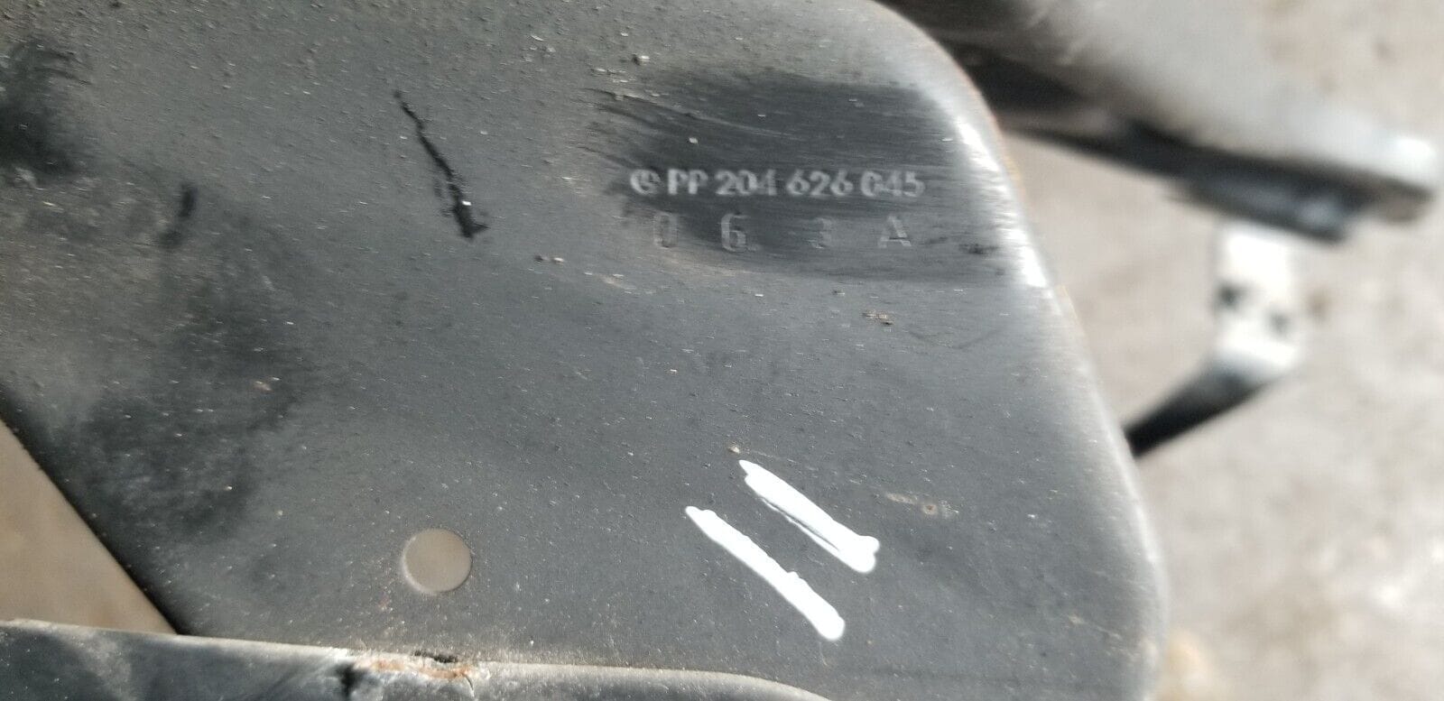 2001 MERCEDES-BENZ C220 DRIVER SIDE HEADLIGHT BRACKET PP204626045 - Image 4