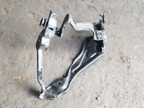 2001 MERCEDES-BENZ C220 DRIVER SIDE HEADLIGHT BRACKET PP204626045