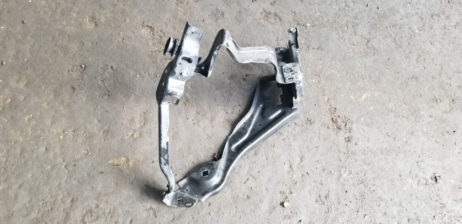 2001 MERCEDES-BENZ C220 DRIVER SIDE HEADLIGHT BRACKET PP204626045