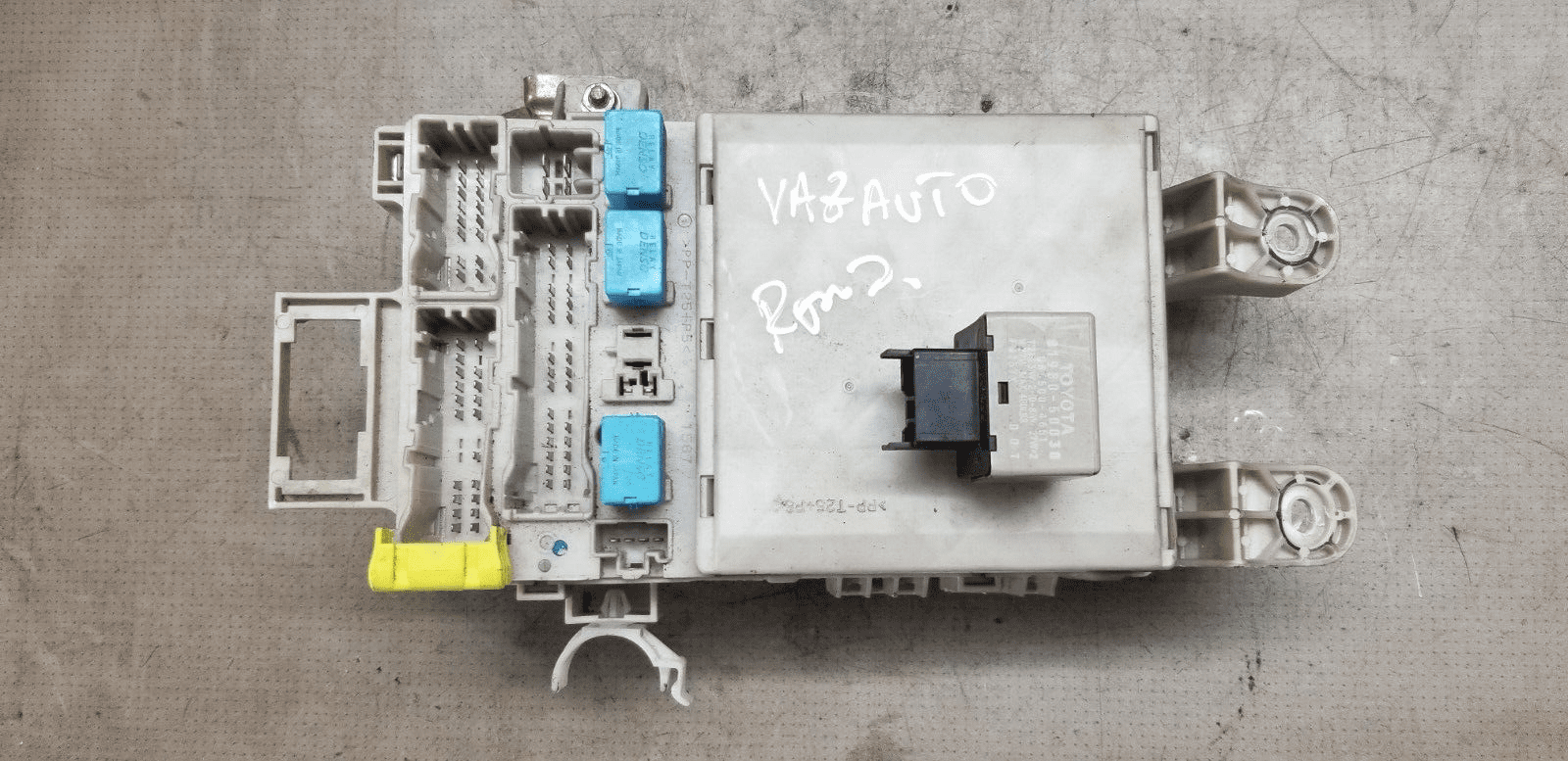 2005 TOYOTA LAND CRUISER 3.0 D4D LC4 LWB INTERIOR FUSE BOX - Image 3