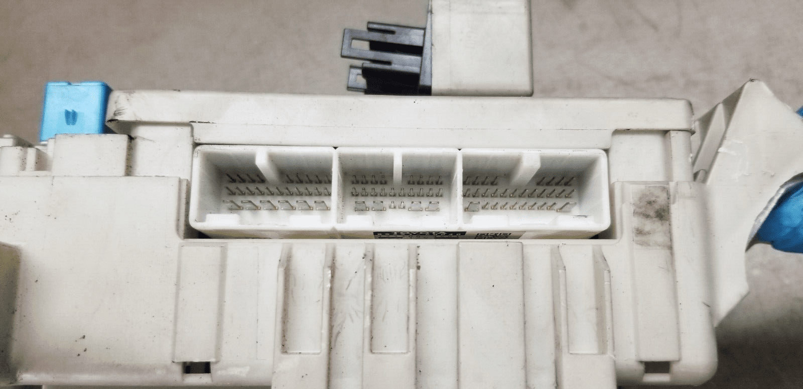 2005 TOYOTA LAND CRUISER 3.0 D4D LC4 LWB INTERIOR FUSE BOX - Image 4