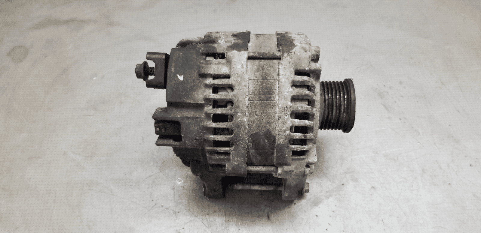 2015 Vauxhall Movano alternator 231008137R main view