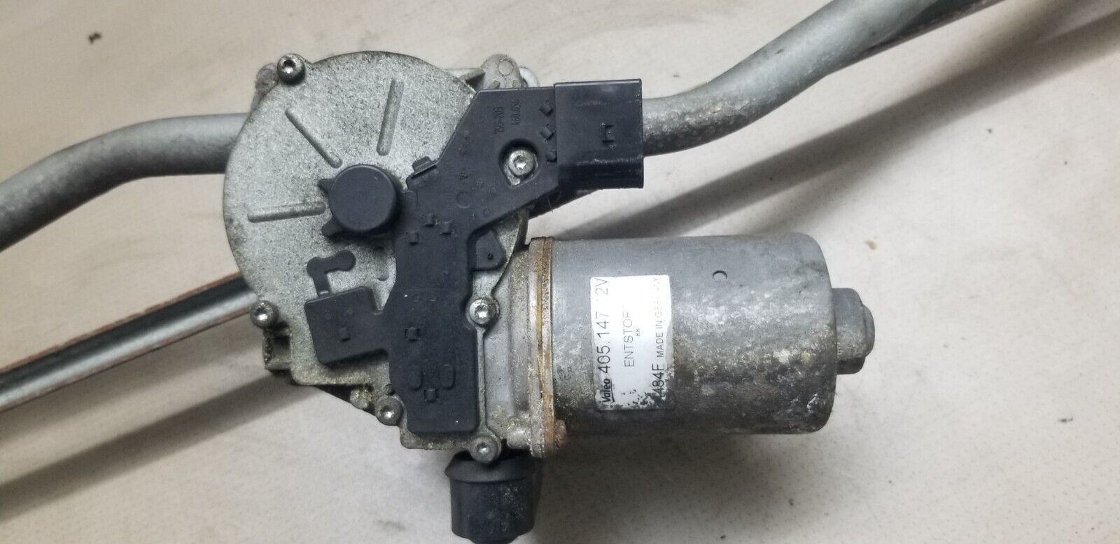 Close-up Volkswagen Crafter wiper motor unit 40514712V part number label