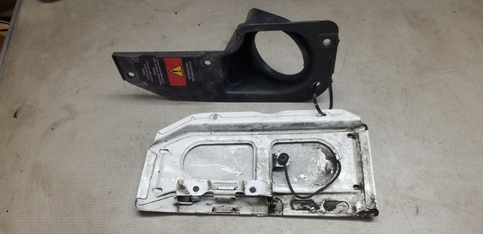 Mercedes Benz Sprinter Fuel Door A9067540234 Fuel Flap W906 2.1L 2015 |O - Image 3