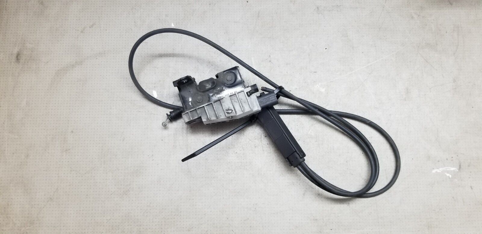 MERCEDES BENZ W212 E CLASS FRONT BONNET HOOD LOCK A2128800160 - Image 3