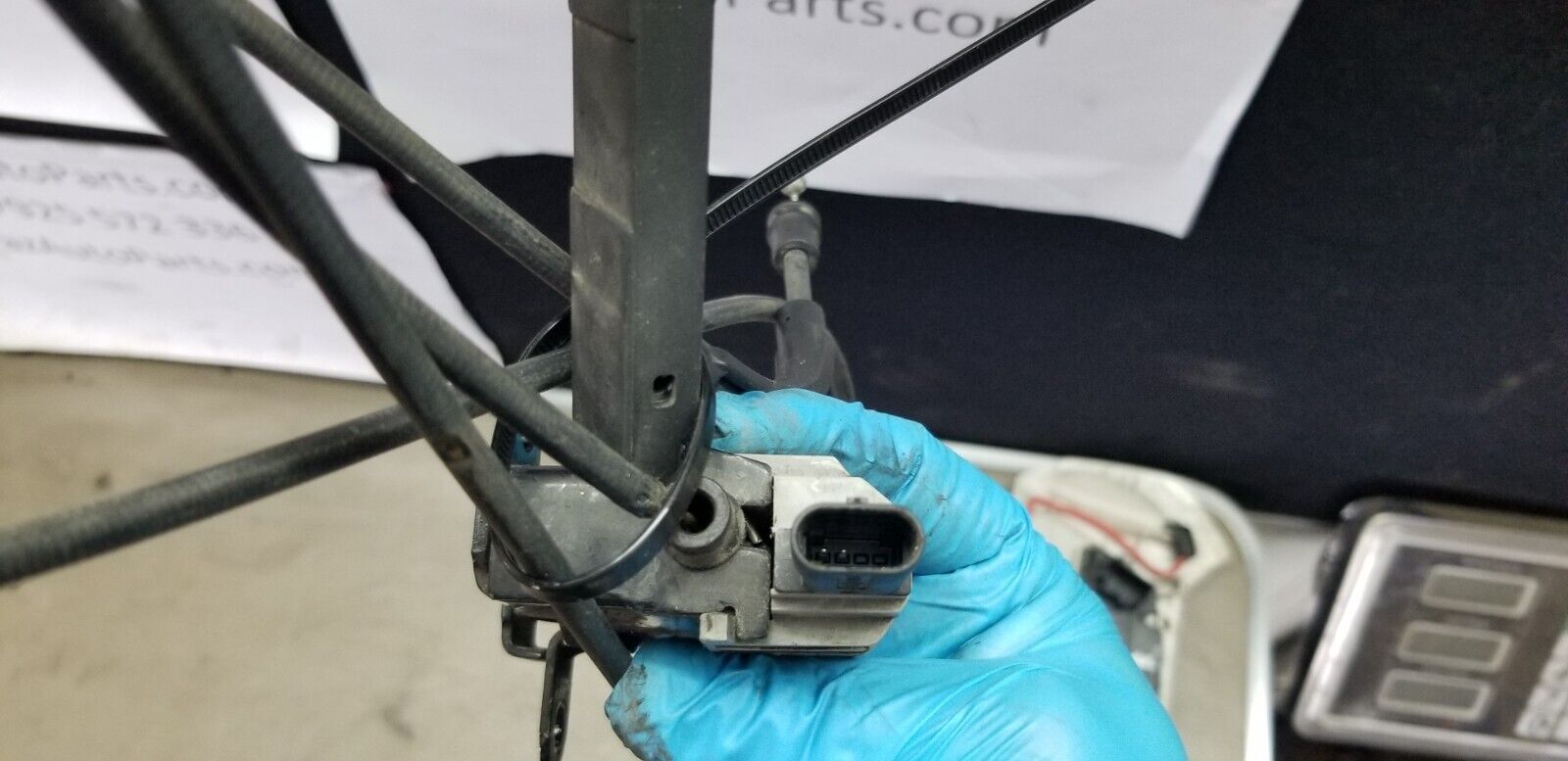 MERCEDES BENZ W212 E CLASS FRONT BONNET HOOD LOCK A2128800160 - Image 4