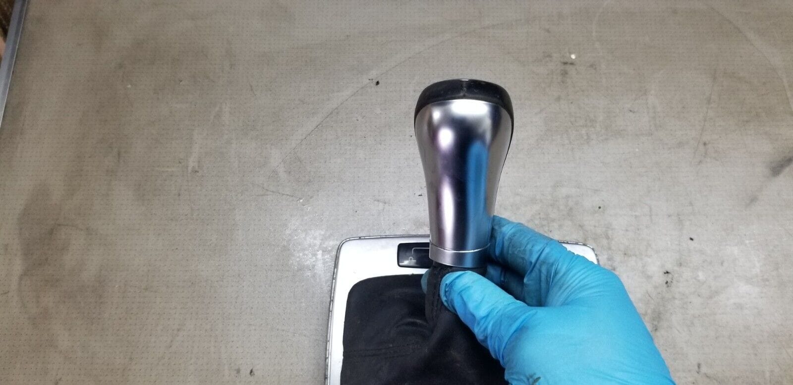 Mercedes C220 W204 2012 AUTOMATIC Gear Stick & Trim A2042674988 - Image 5