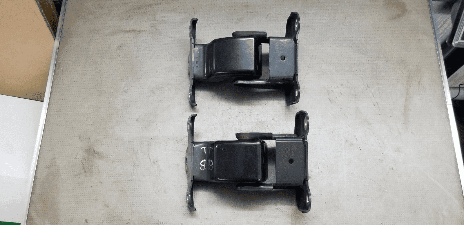 RENAULT TRAFIC 2013 REAR DOOR HINGES RIGHT SIDE 527428C 57854C PAIR