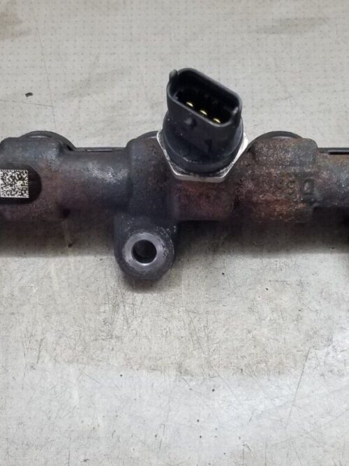 Renault Master III injector rail H8200912225 front view