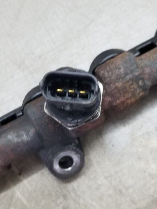 Close-up of fuel rail body and sensor port H8200912225