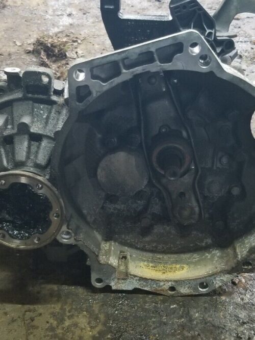 Skoda Rapid 2016 5-speed manual gearbox front view