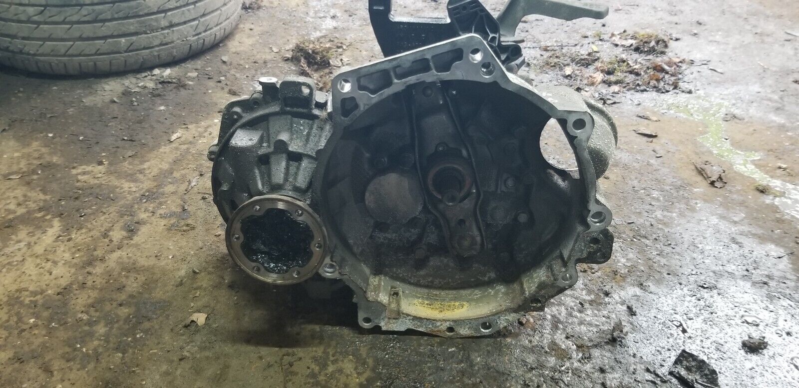 Skoda Rapid 2016 5-speed manual gearbox front view