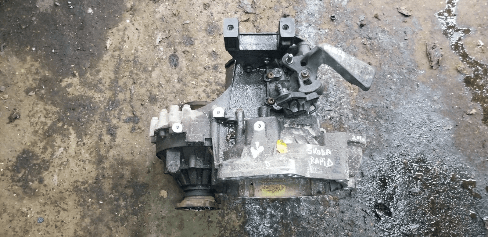 2016 Skoda Rapid 5-speed manual gearbox main view