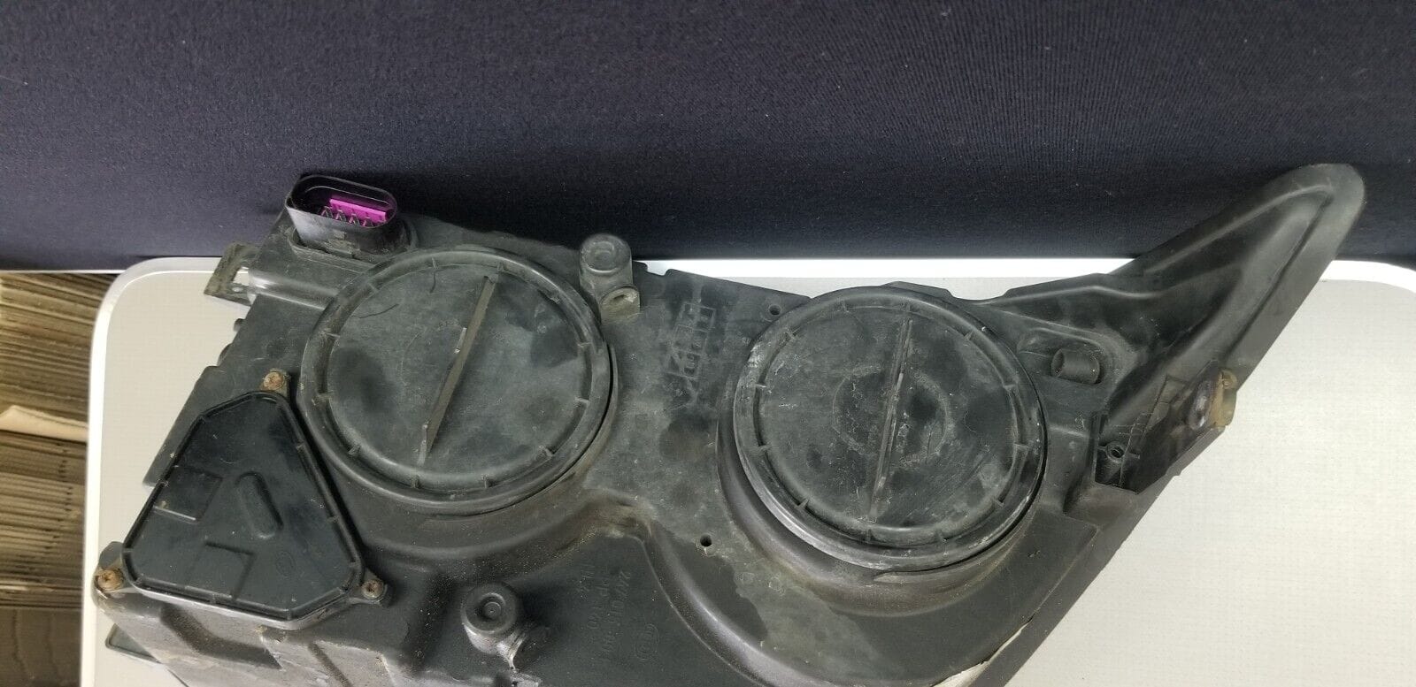 Rear view showing connectors of Crafter left-hand headlight