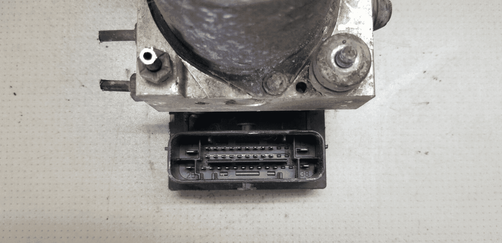 Close‑up of ABS module connector pins 0265800839