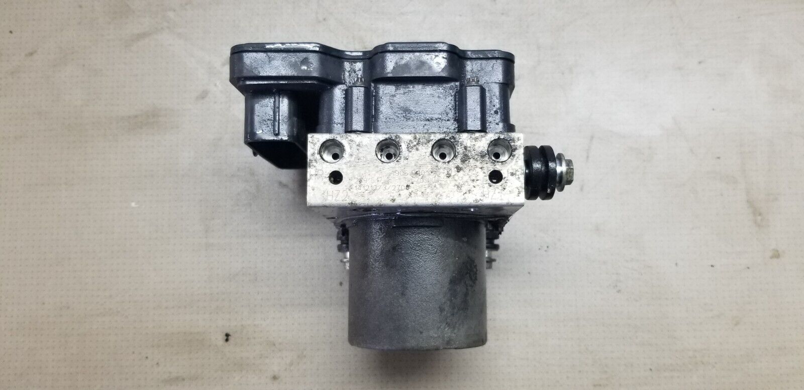 VW Crafter 2015 2.0 TDI ABS pump module front view 2265106513