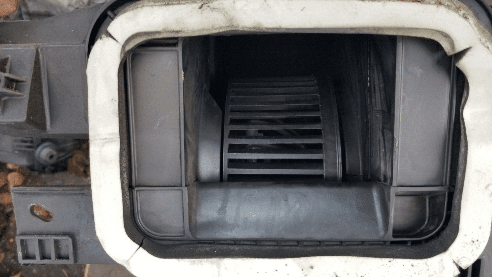 2012 Vauhall Vivaro pollen filter housing cab fan housing blower fan housing - Image 5