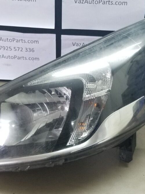 2015 Vauxhall Vivaro X82 left headlight front view
