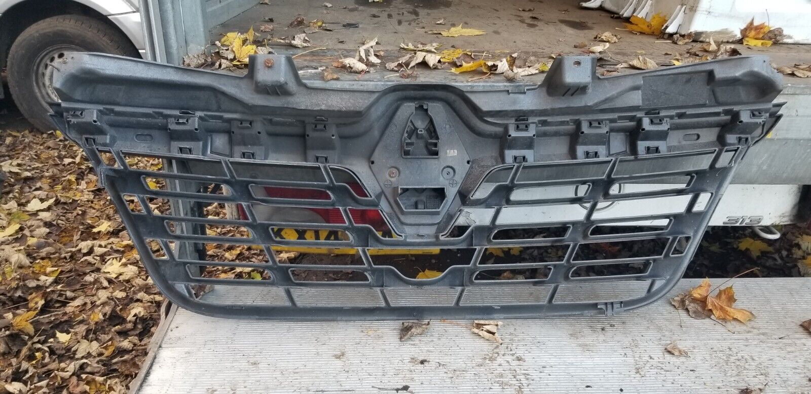 2018 RENAULT MASTER FRONT CENTRE GRILL WITH BADGE FACELIFT - Image 5
