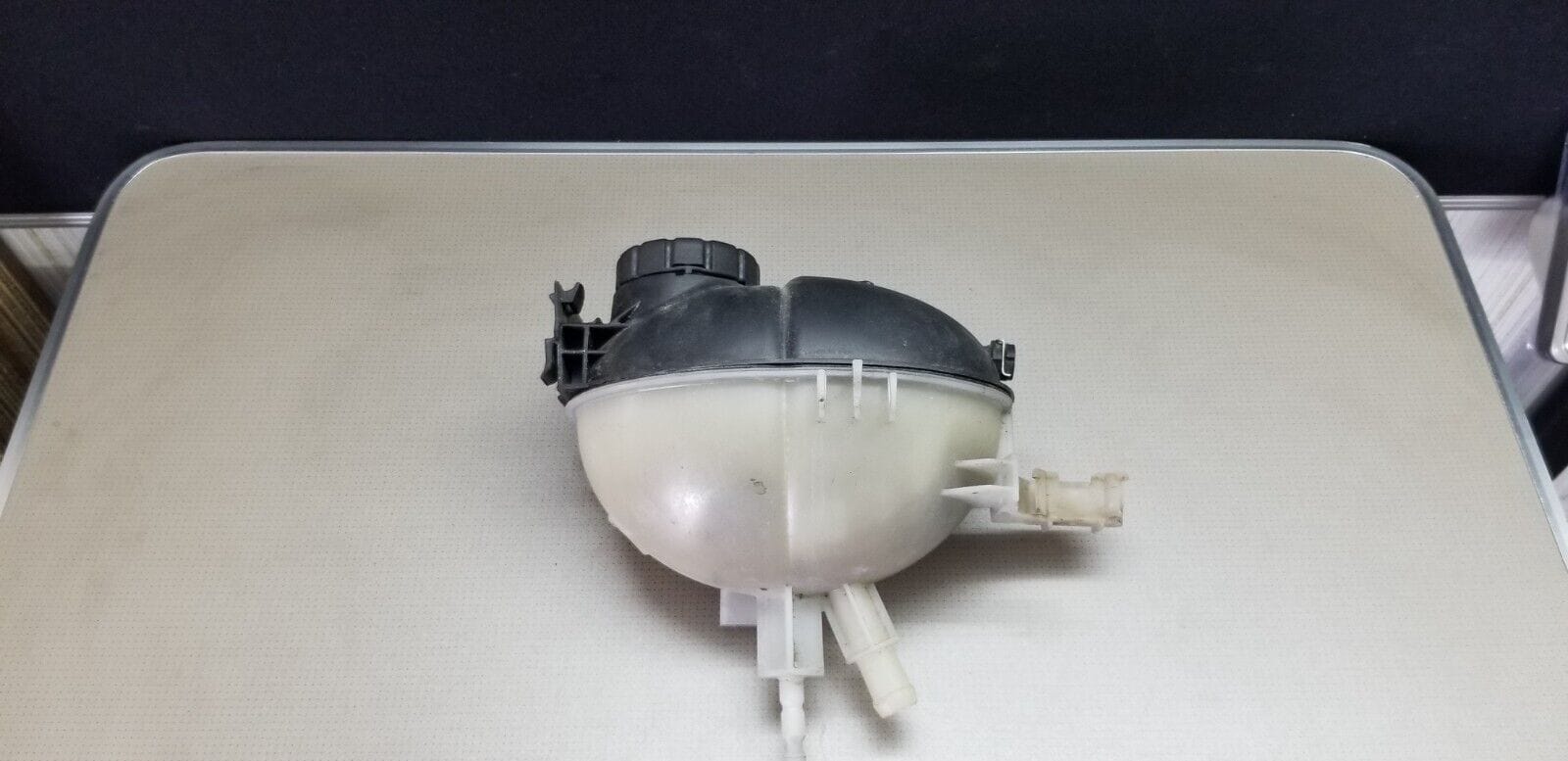 MERCEDES BENZ E-CLASS W212 2011 COOLING FLUID RESERVOIR A2045000549 - Image 3