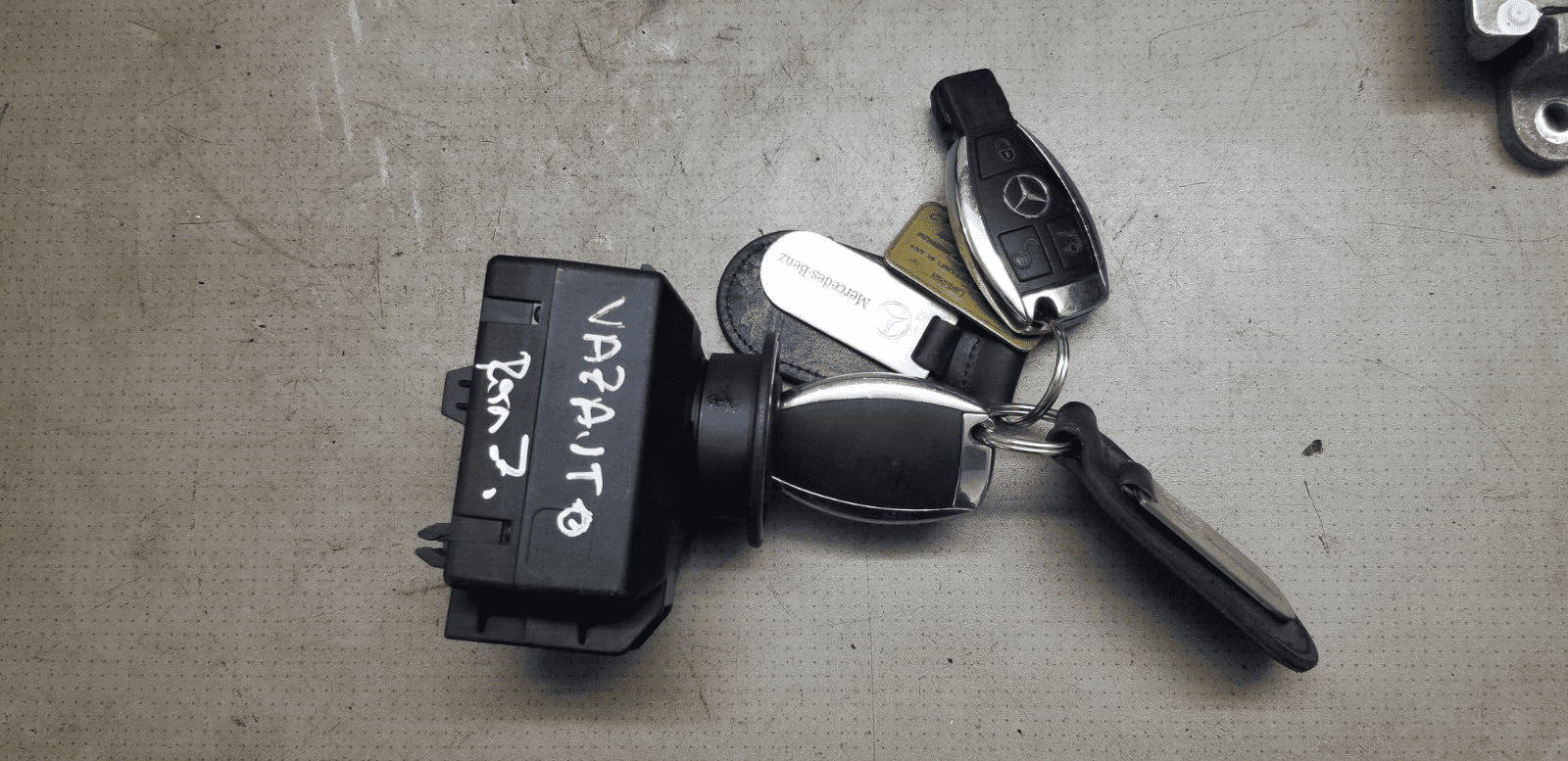 Mercedes Benz W204 C Class Ignition Control Module With Key A2079052600