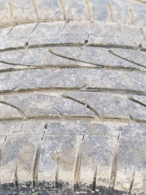 Close-up alloy wheel hub and tyre tread 215/60R17 Qashqai