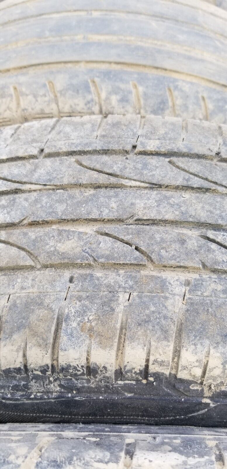 Close-up alloy wheel hub and tyre tread 215/60R17 Qashqai