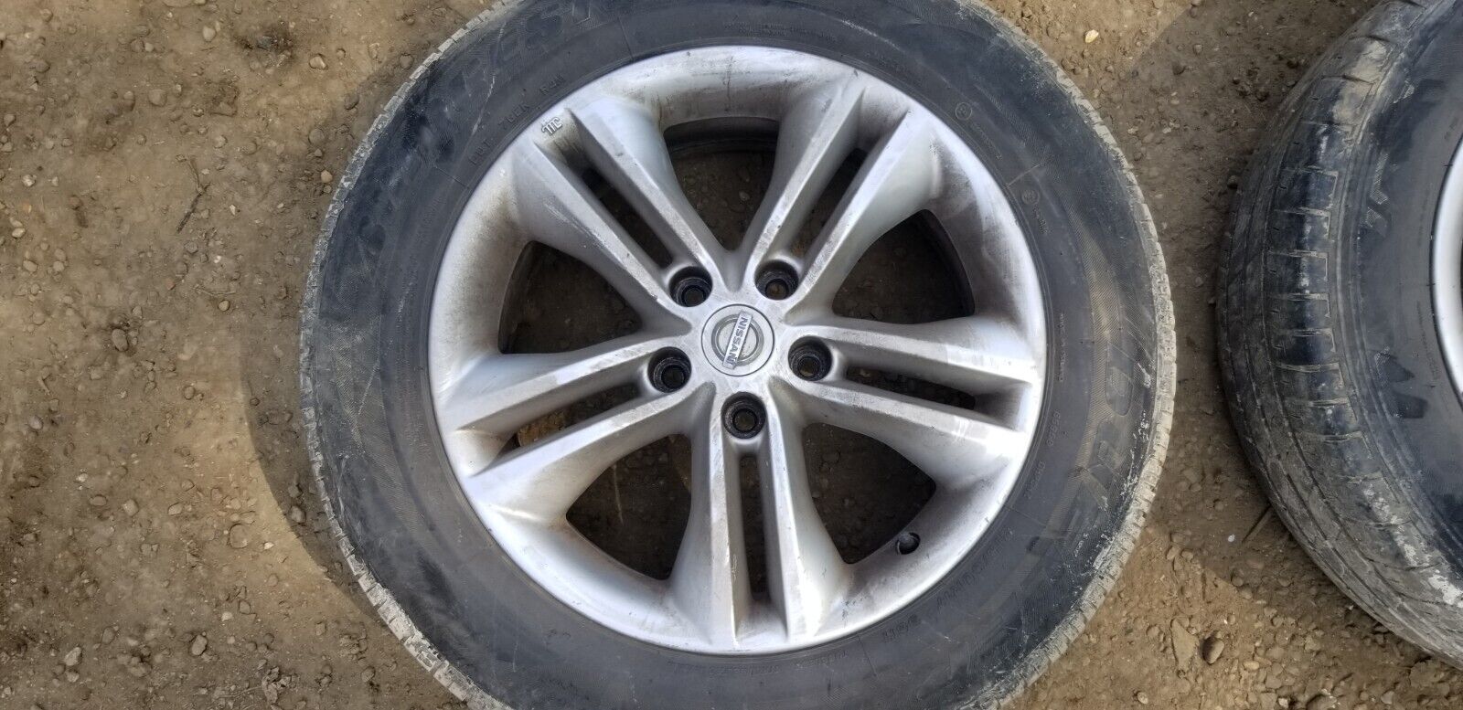 Nissan Qashqai J10 alloy wheel with tyre 17-inch front view