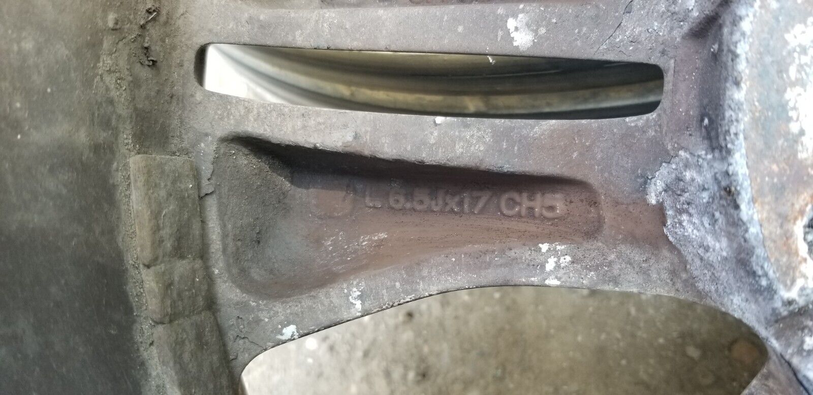 Used 17″ alloy wheel with tyre for Nissan Qashqai J10 driver-side