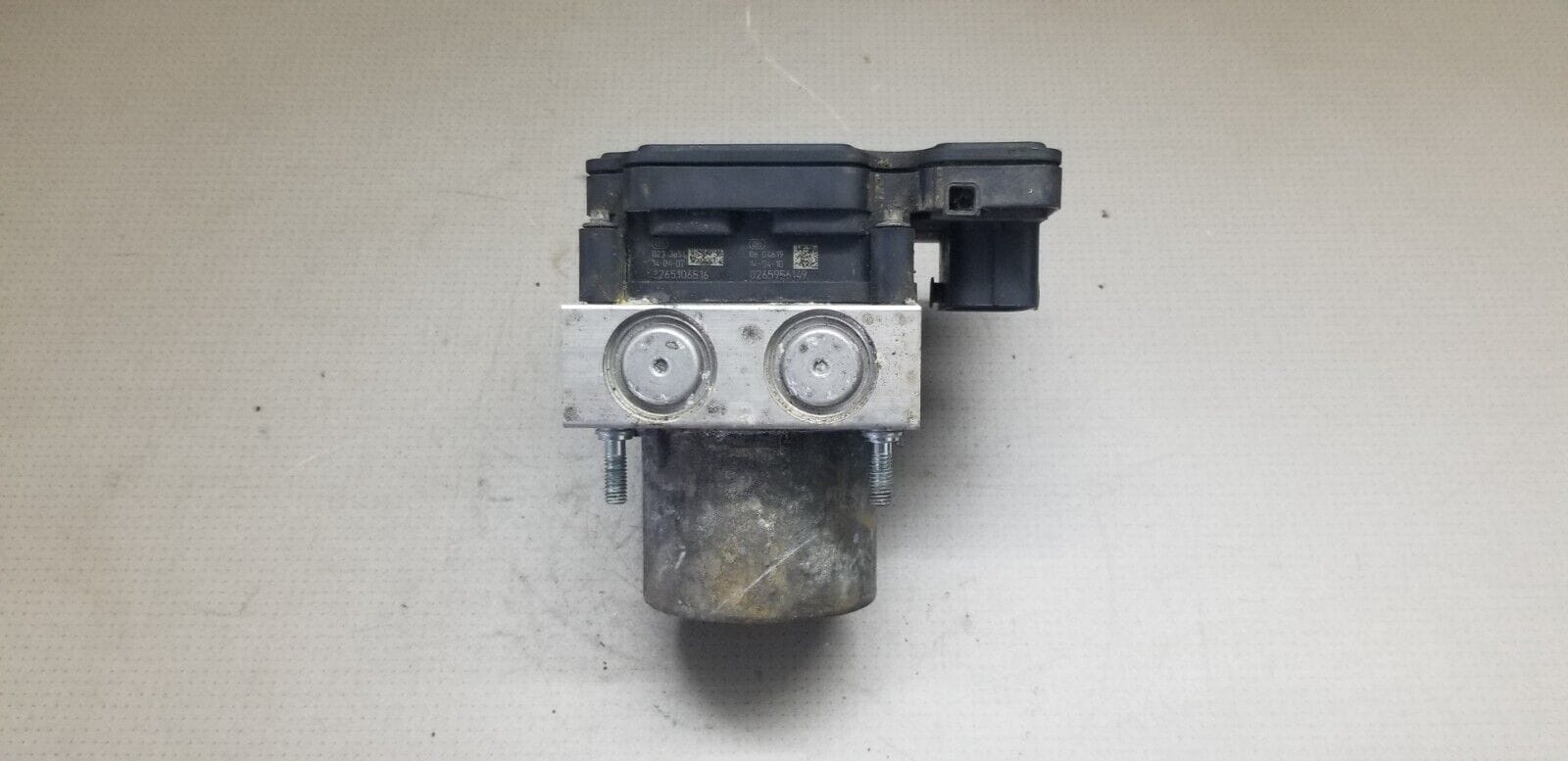 Side profile of Bosch ABS pump 2265106516